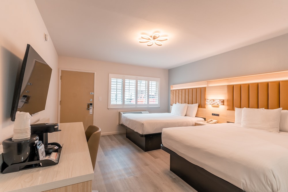 Deluxe Room, 2 Queen Beds - Photo 3