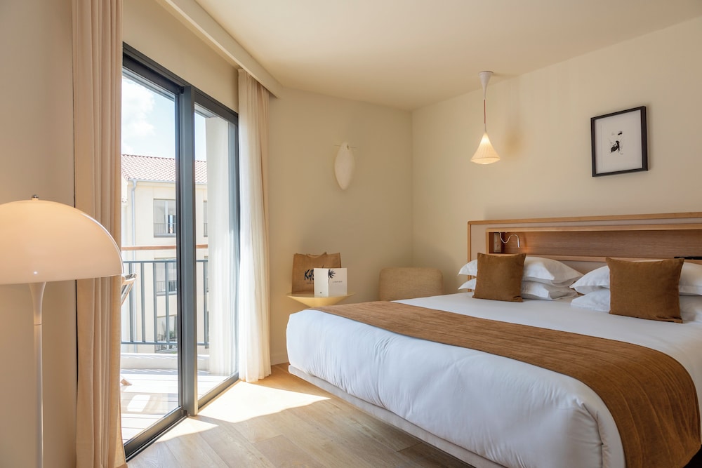Classic Room, 2 Twin Beds, Pool View