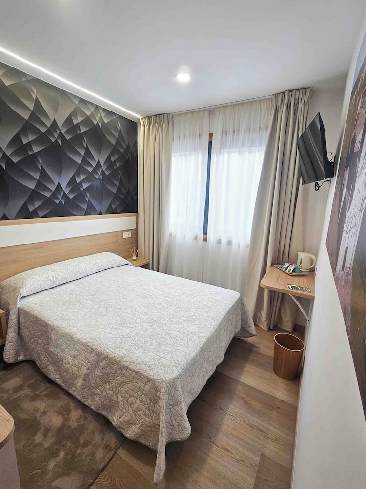 Standard Double Room Single Use photo 3