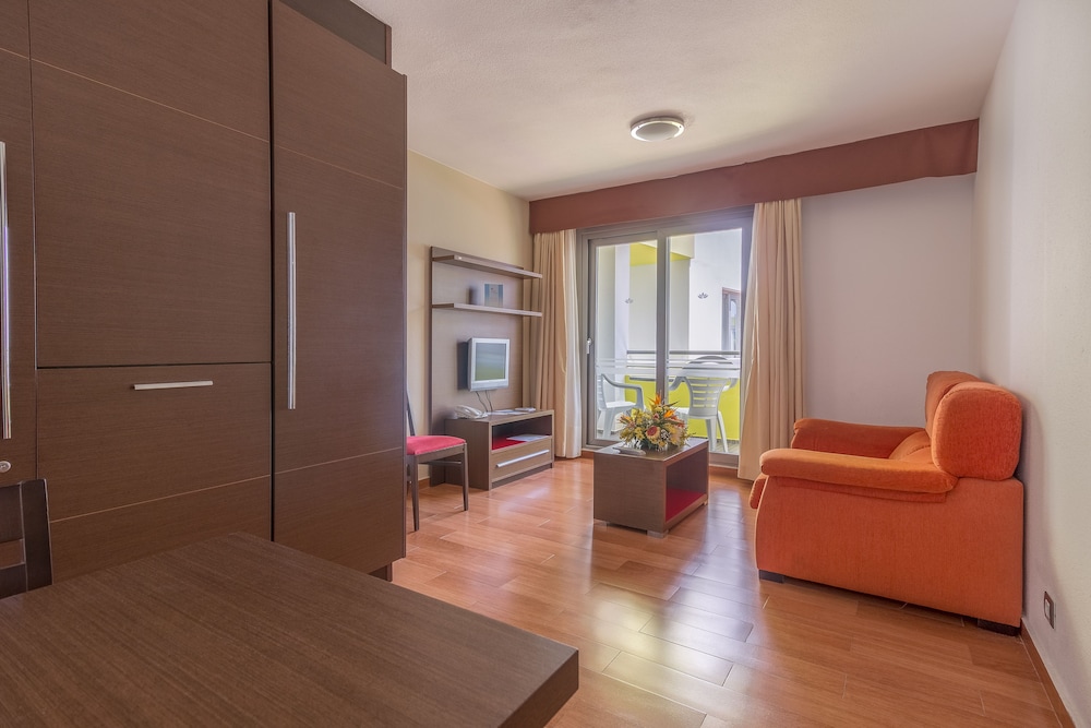 Premium Room (2 adults and 1 child) thumbnail 6