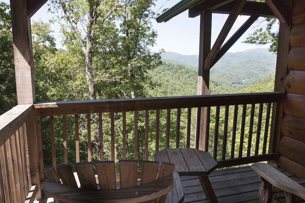 Panoramic Room, 1 Queen Bed, Balcony, Mountain View photo 3