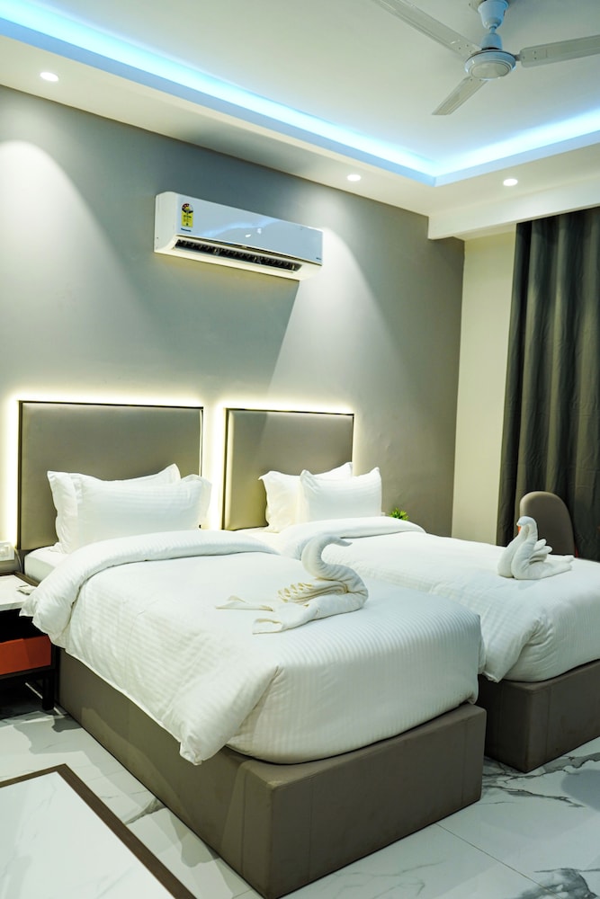 Executive Twin Room, Balcony - Photo 8