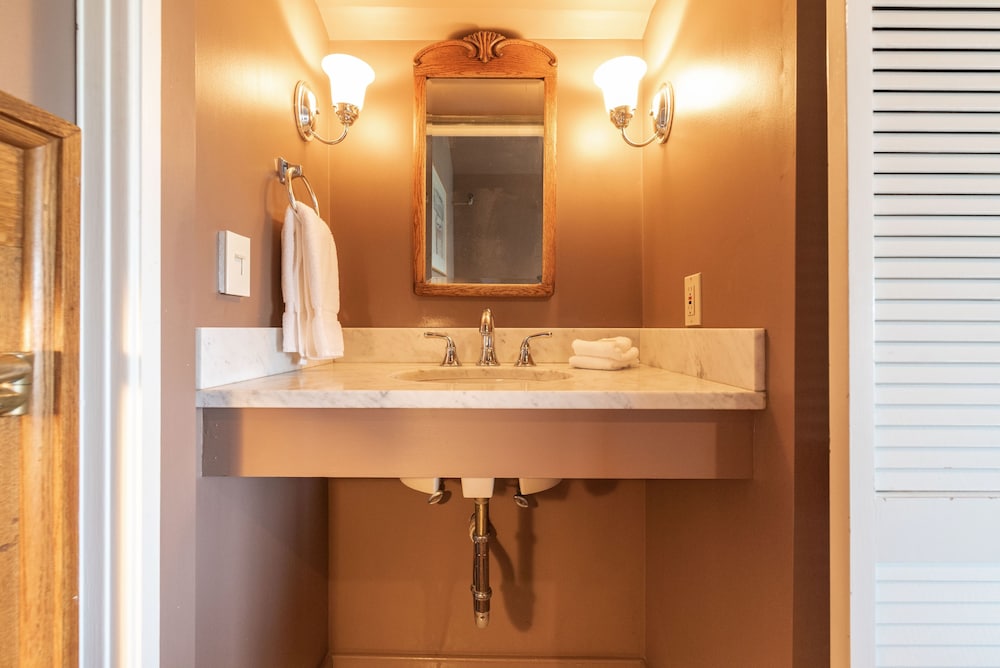 Deluxe Queen Room 306 Detached Private Bathroom City View photo 3