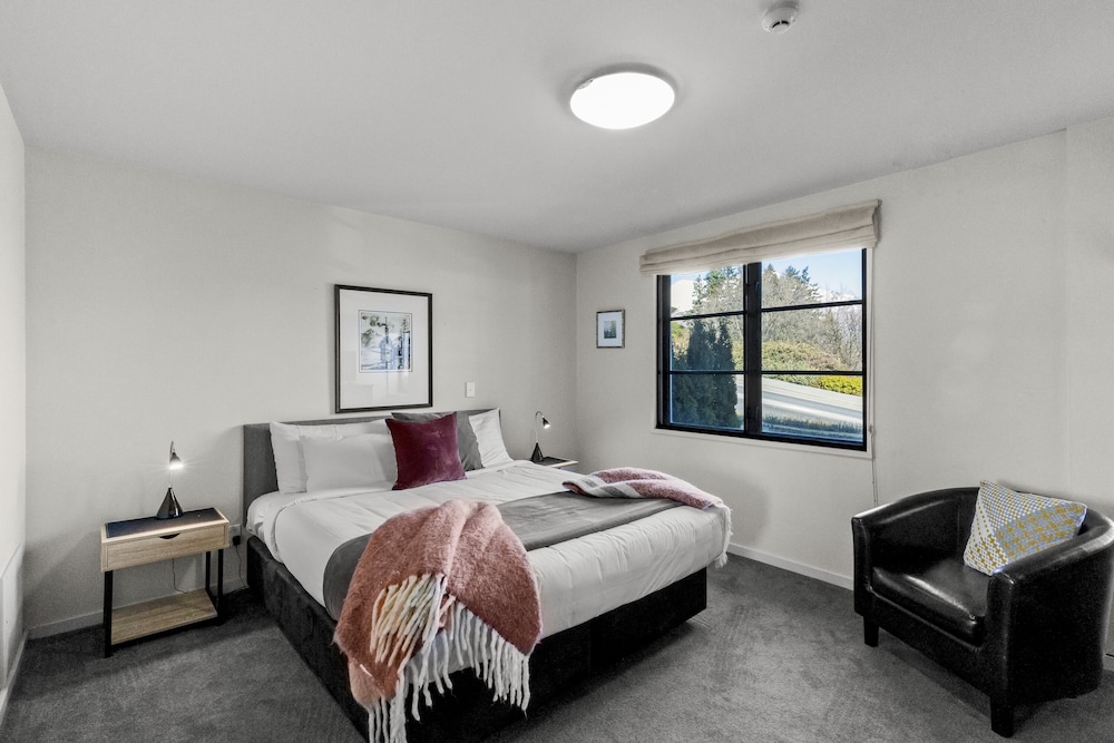 3 Bedroom, 3 Bathroom Mountain View Apartment photo 3