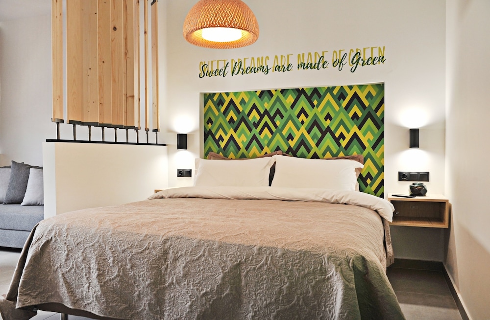 Deluxe Studio (Green) photo 1