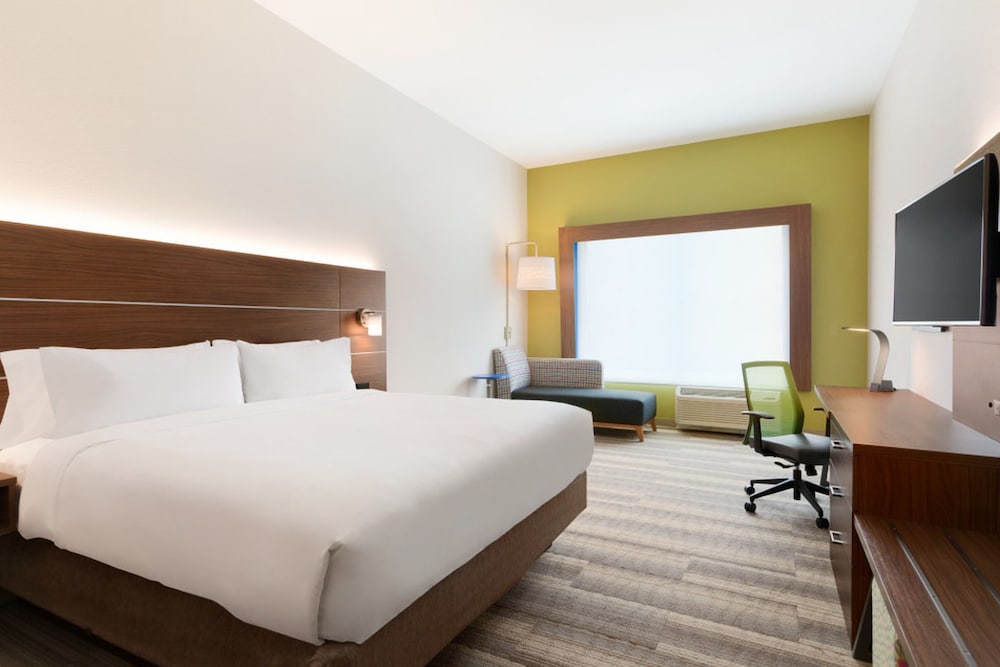 Suite, 1 King Bed with Sofa bed photo 1