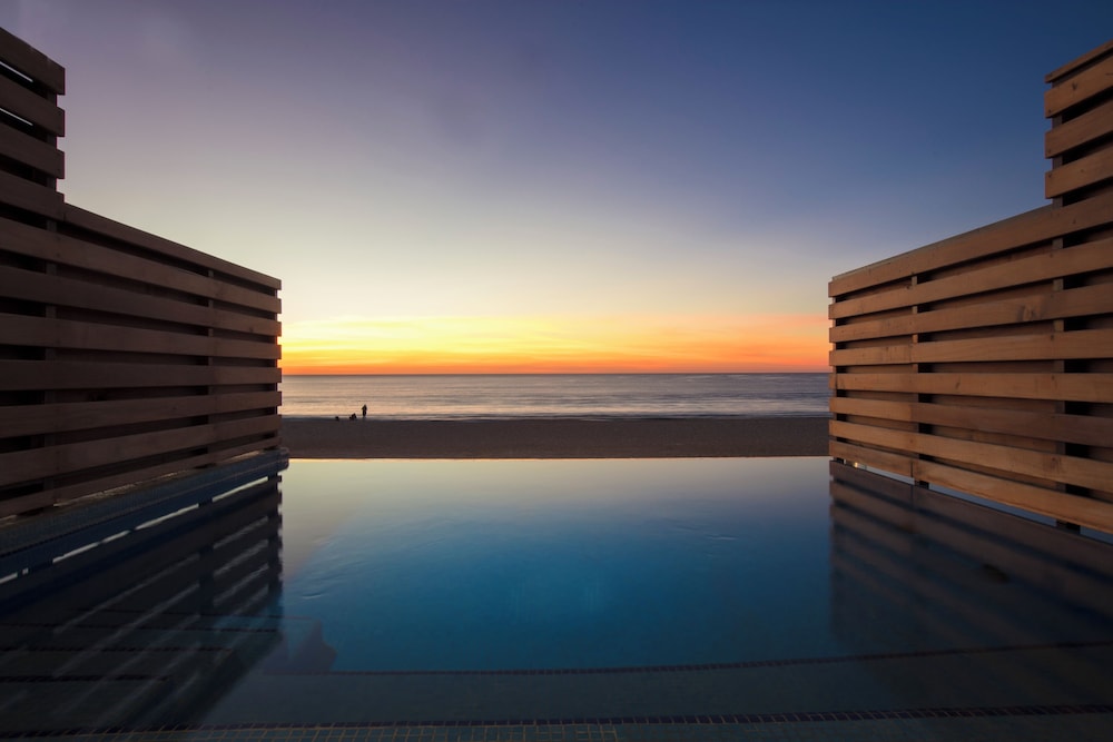 Altitude Junior Suite Swimout Ocean Front King photo 2