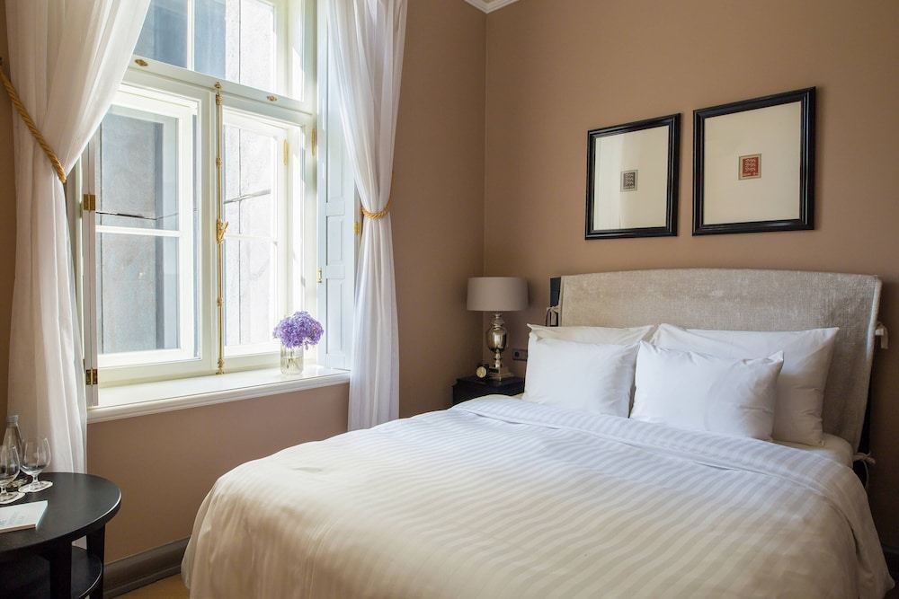 Comfort Room, 1 Queen Bed (Courtyard View) - Photo 5