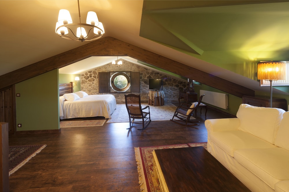 Family Penthouse, 2 Bedrooms, Jetted Tub, Mountain View