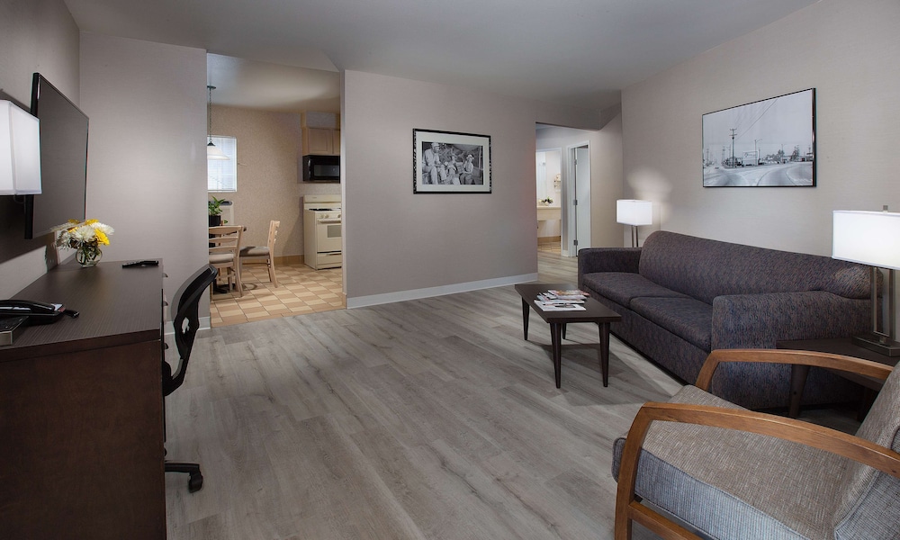 Suite, 1 King Bed (Coast King Junior Suite) - Photo 4