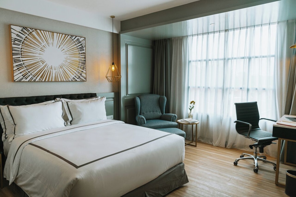 Deluxe Room, 1 Queen Bed - Photo 12