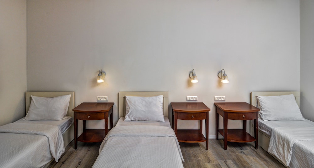 City Apartment, 3 Bedrooms, Courtyard Area photo 2
