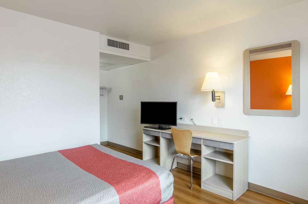 Standard Room, 1 Double Bed, Accessible, Non Smoking photo 2