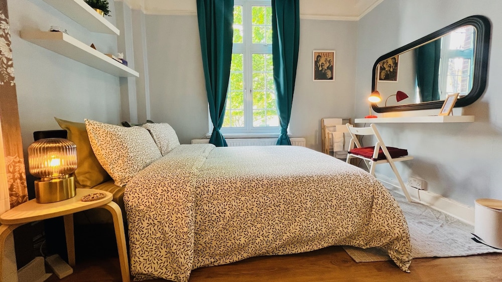 Deluxe Room, 1 Double Bed, Non Smoking, Shared Bathroom (R5) photo 2
