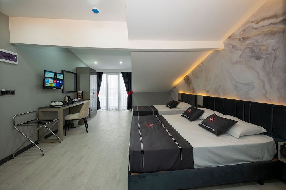 Deluxe Triple Room - Photo 11