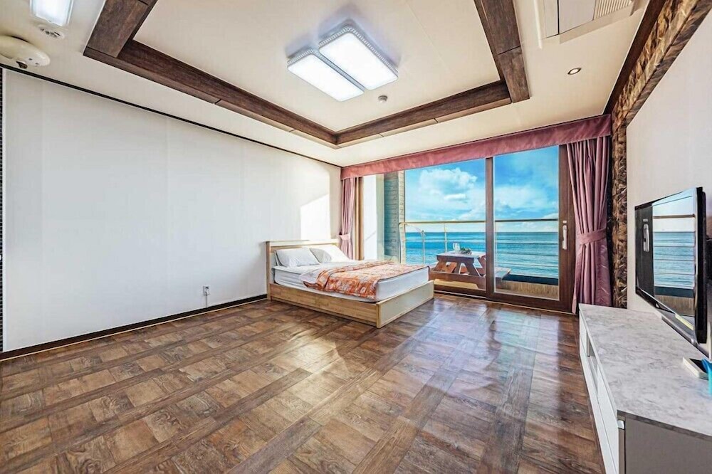 Room (305)