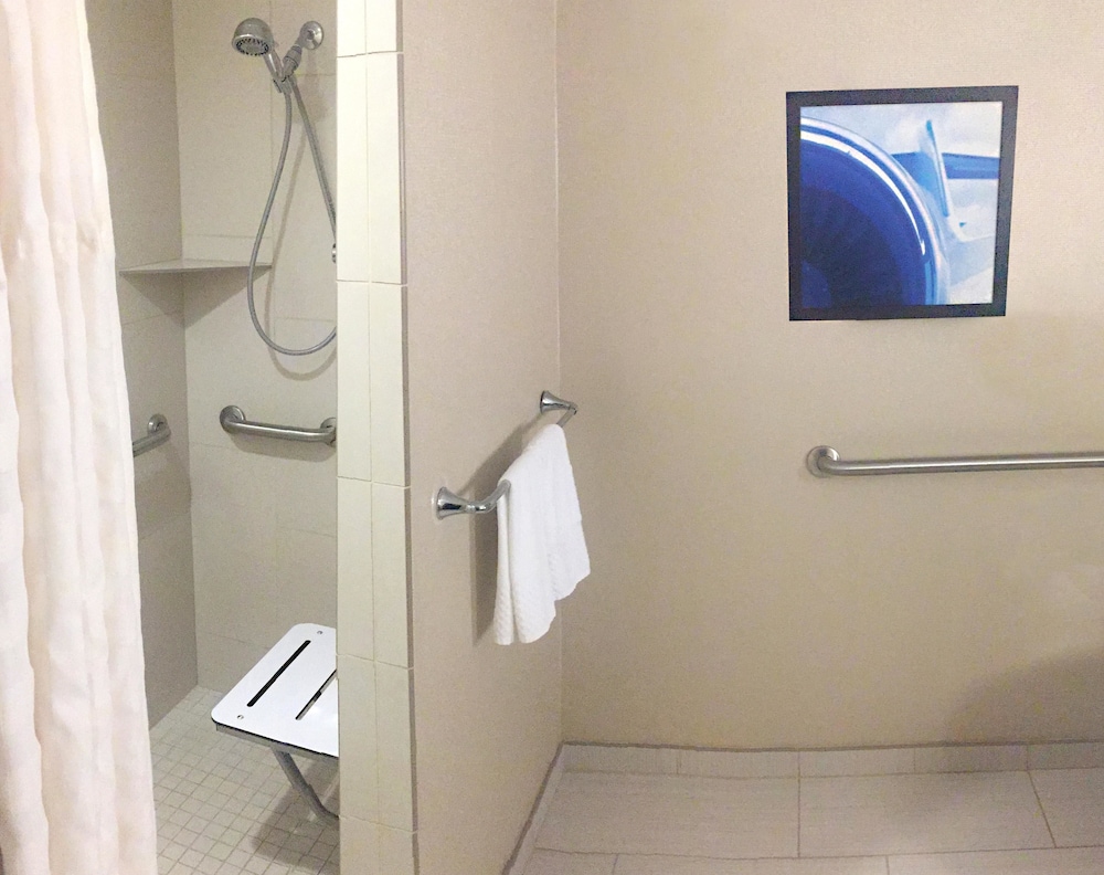 Room, 1 King Bed, Accessible, Non Smoking - Photo 5