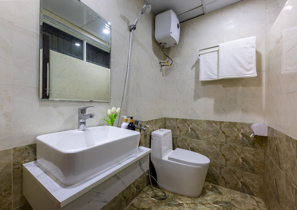 Deluxe Quadruple Room, 2 Queen Beds, City View photo 2