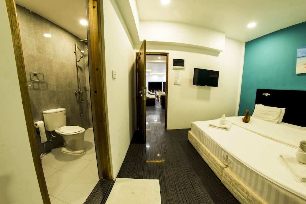 Deluxe Room, 1 King Bed photo 2