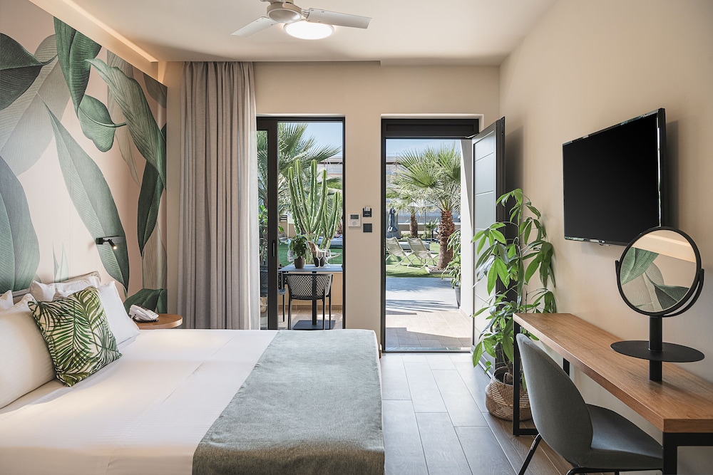 Economy Double Room on Ground Floor With Pool View - Photo 7