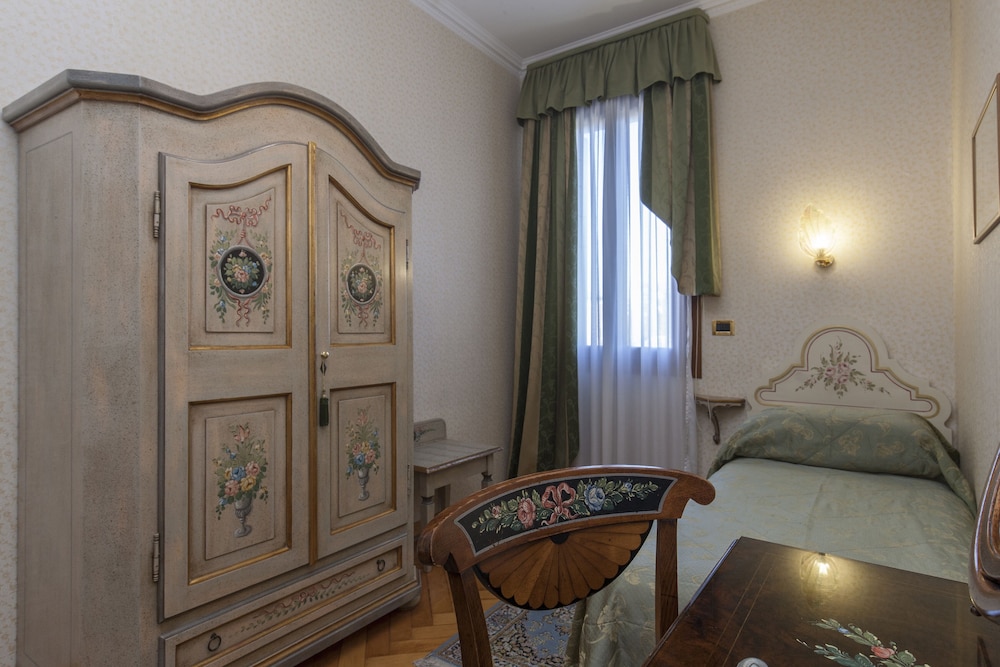 Classic Twin Room - Photo 2