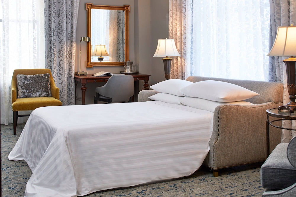 Suite, 1 King Bed with Sofa bed photo 2