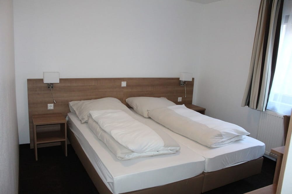 Basic Double or Twin Room - Photo 7