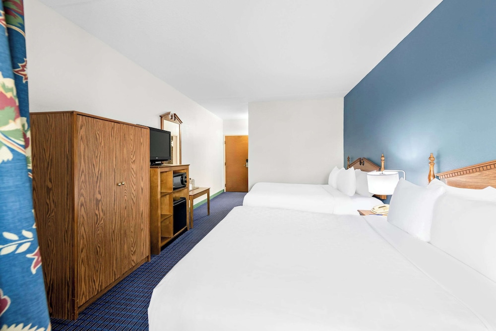 Room, 2 Queen Beds, Accessible, Non Smoking photo 2