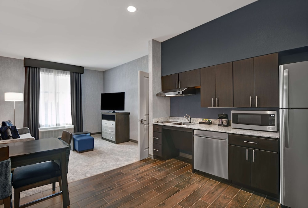 Suite, 2 Queen Beds, Accessible (Mobility & Hearing, Roll-in Shower) - Photo 2