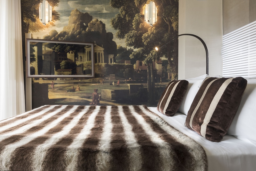 Junior Suite, 1 King Bed (Colosseum View) thumbnail 5
