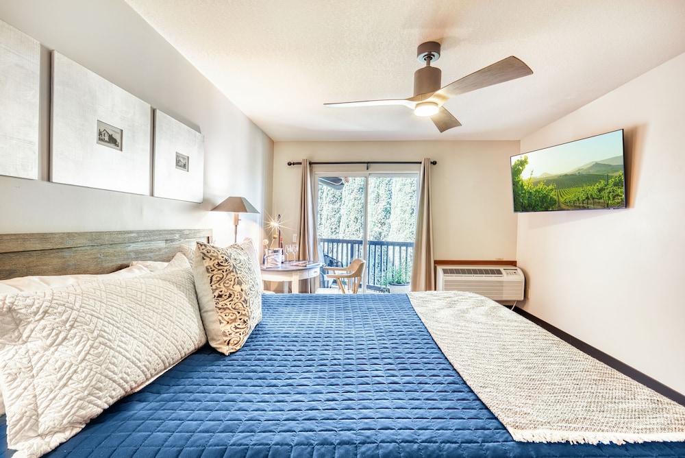 Deluxe Room, 1 King Bed, Ensuite, Resort View