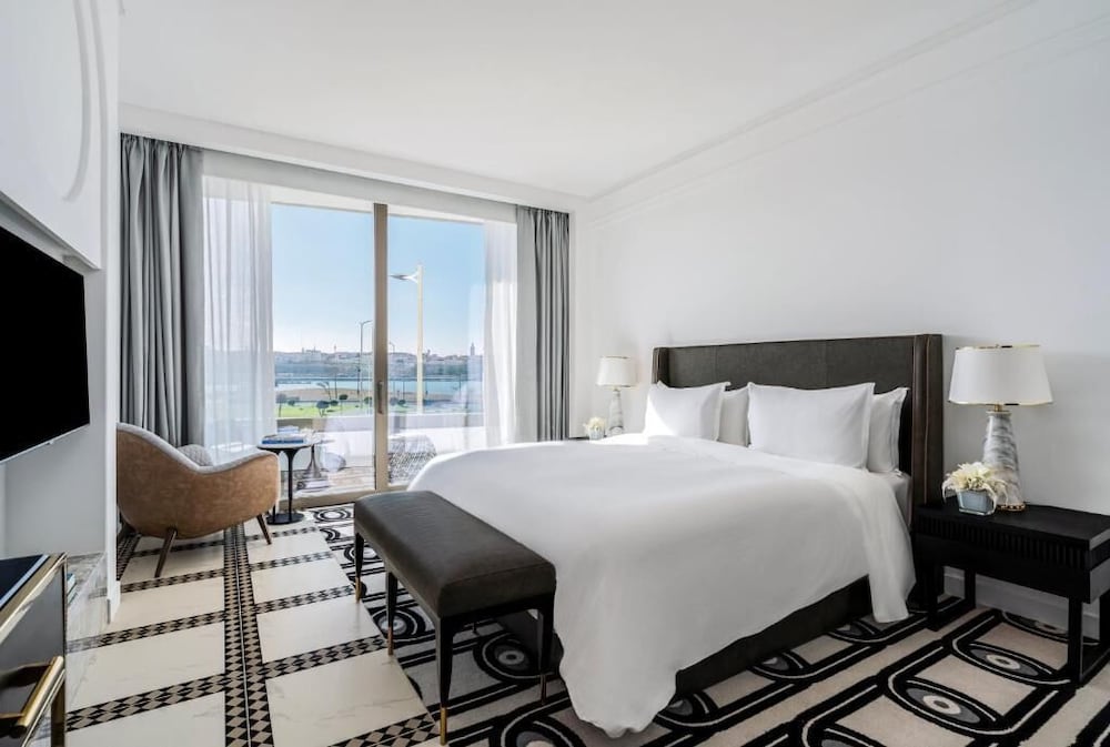 Fairmont, Suite, 1 King Bed - Photo 2