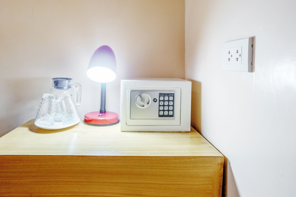 AirCon Room with private bathroom - Photo 2