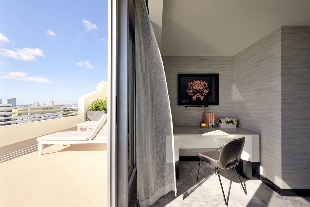 Presidential Studio Suite with Balcony (Non Smoking) thumbnail 6