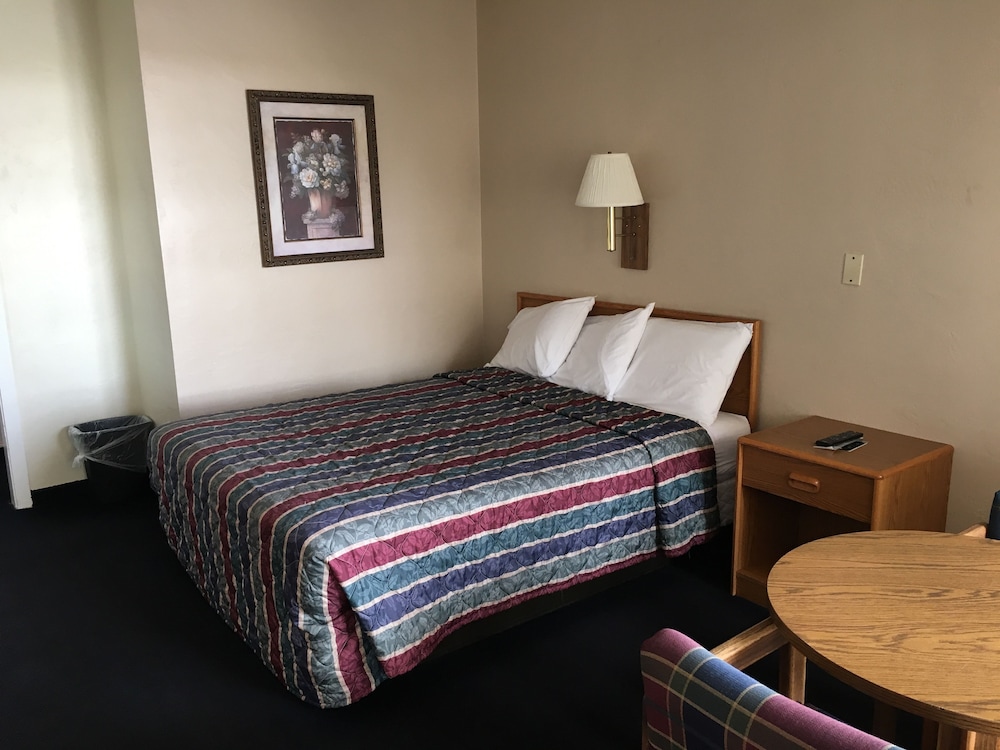 Standard Triple Room, Refrigerator & Microwave photo 1