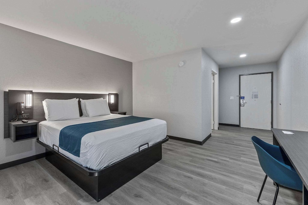 Standard Room, 1 Queen Bed, Non Smoking - Photo 6