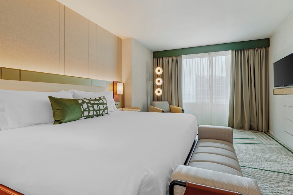 Executive Suite, 1 King Bed, Pool View (Spacious) - Photo 1