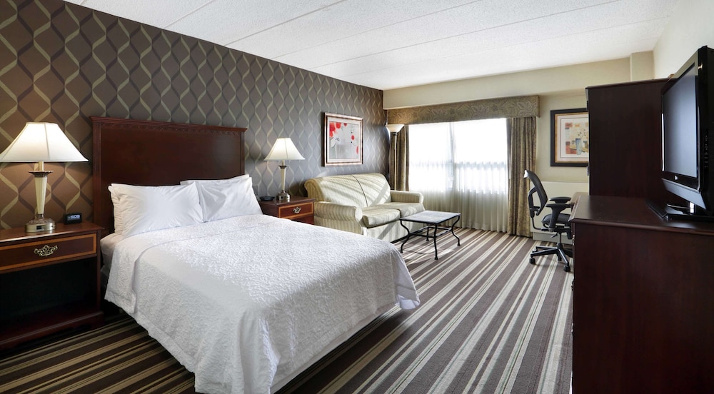 Premium Room, 1 King Bed with Sofa bed, Non Smoking, Refrigerator (with Drinks & Snacks) photo 2