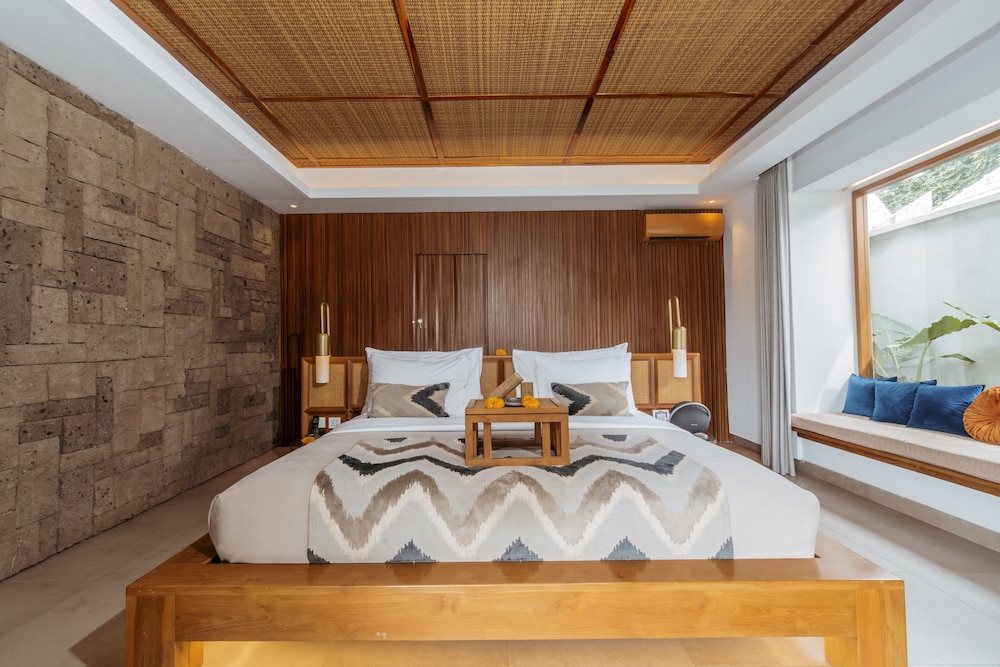 Grand 2 Bedroom Private Pool Villa with Ricefield View thumbnail 5