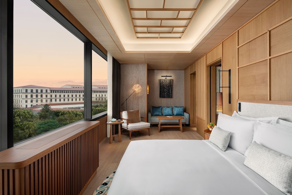 Club Suite, 1 King Bed with Sofa bed thumbnail 6