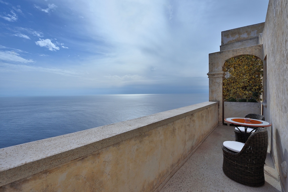 Deluxe Room, 1 Queen Bed (Queen Room with Terrace Sea View) photo 2