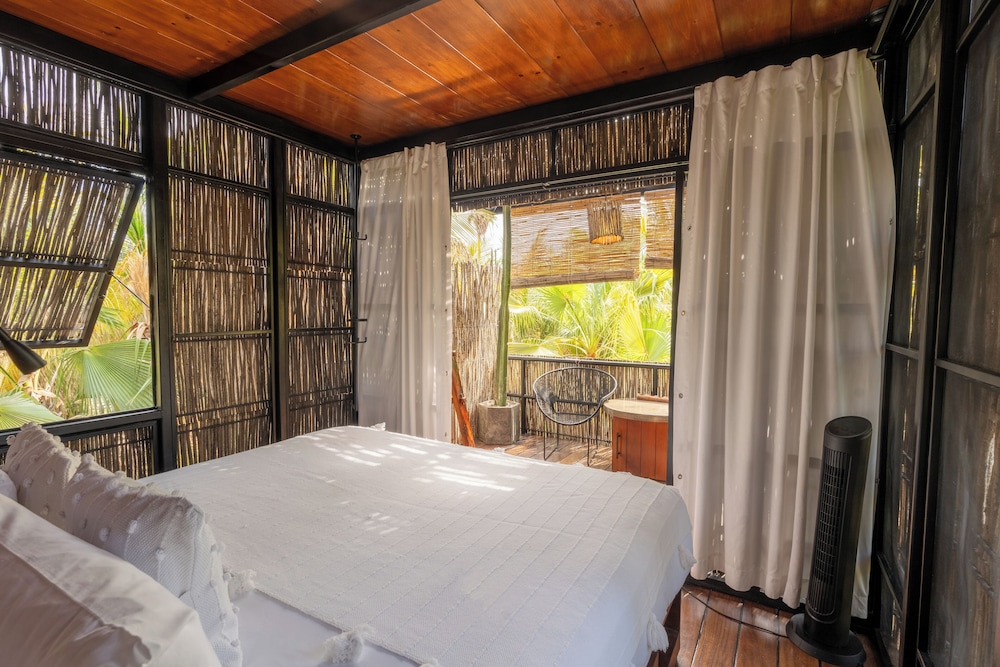 Standard Tree House, 1 King Bed, Balcony, Garden View