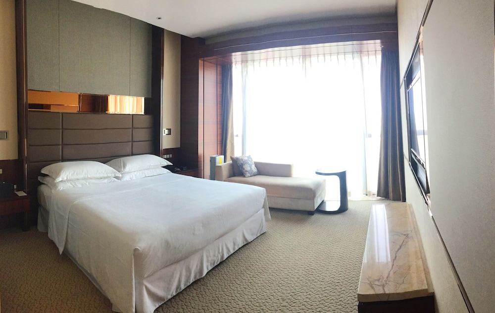Room, 1 King Bed, Smoking photo 2
