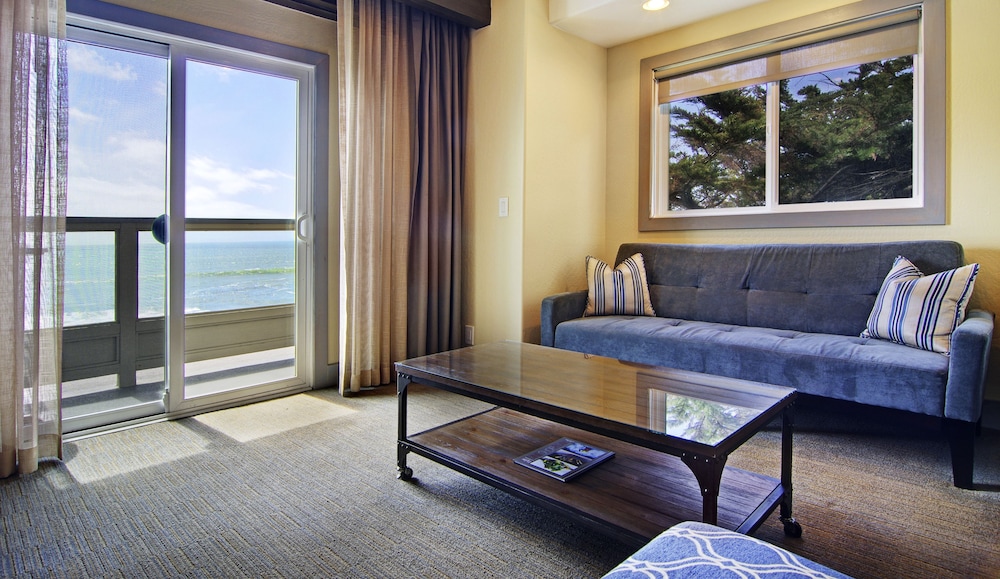 Deluxe Suite, 1 King Bed, Ocean View (Pillar Point)