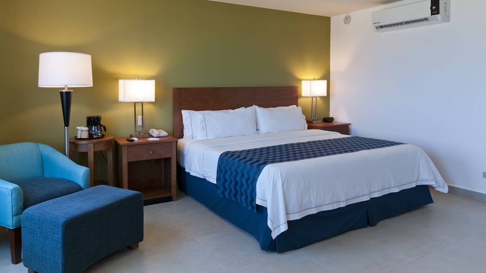 Standard Room, 1 King Bed thumbnail 5