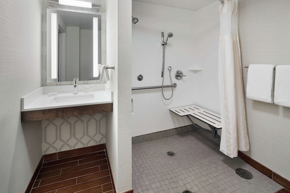Room, 1 King Bed, Accessible - Photo 4
