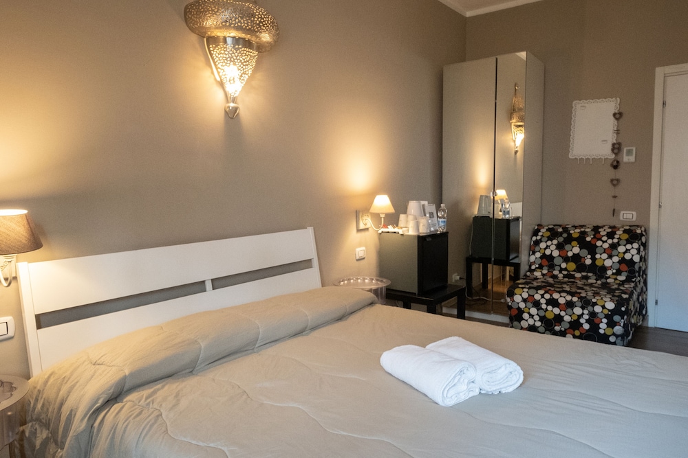 Classic Double Room, 1 Bedroom, Private Bathroom (1-2) - Photo 9