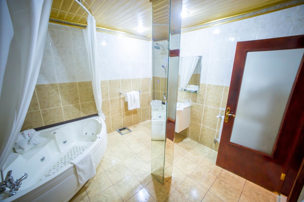 Deluxe Suite - Photo 10