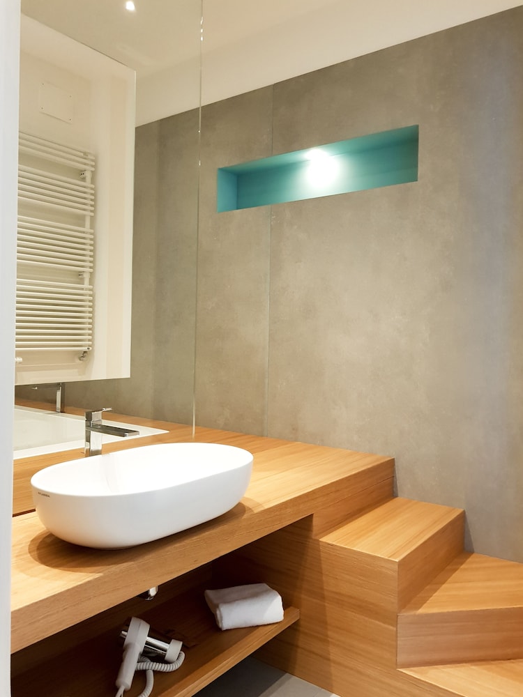 Suite, Jetted Tub