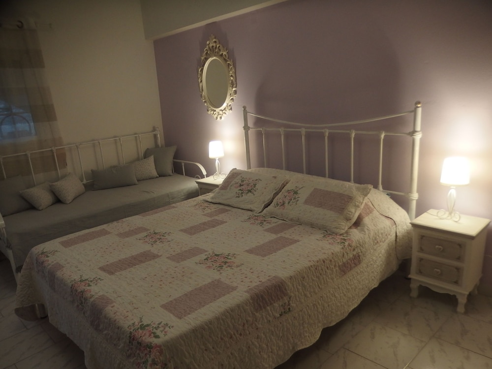 Standard Studio, 1 Queen Bed photo 3